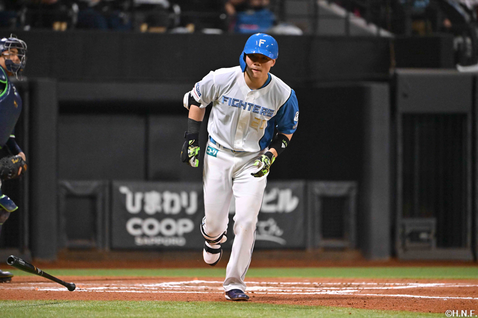 6回裏、ライトへ本塁打を放つ清宮選手02