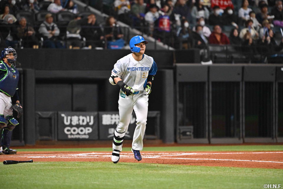 6回裏、ライトへ本塁打を放つ清宮選手04