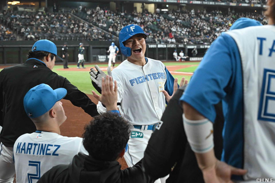 6回裏、ライトへ本塁打を放つ清宮選手05