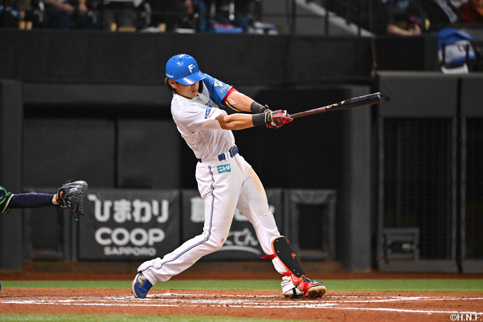 6回裏、レフトへヒットを放つ野村選手01