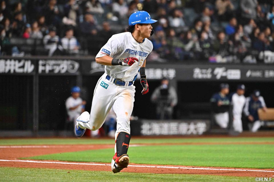 6回裏、レフトへヒットを放つ野村選手02