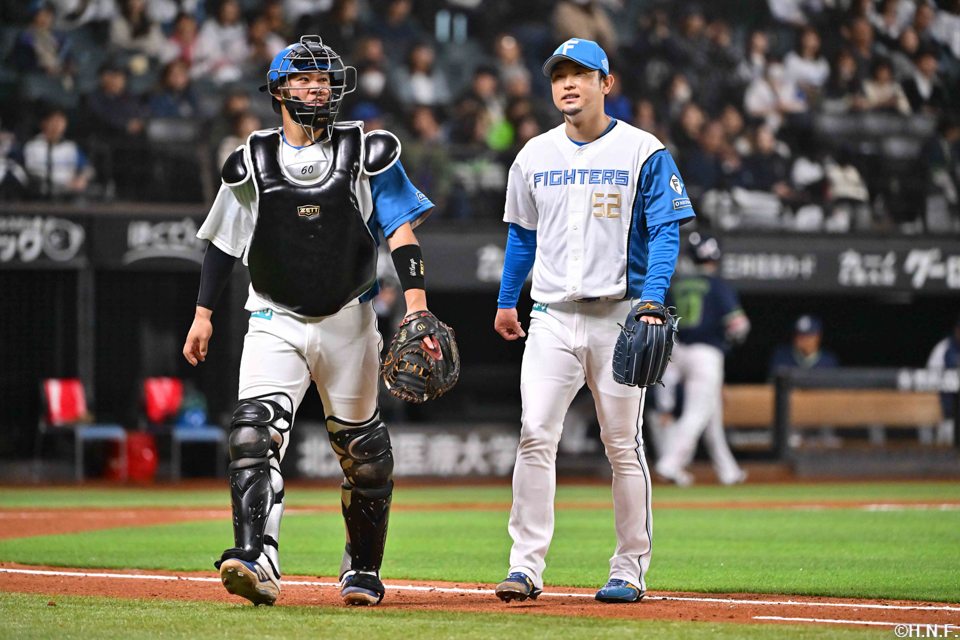 7回表、池田投手と吉田選手