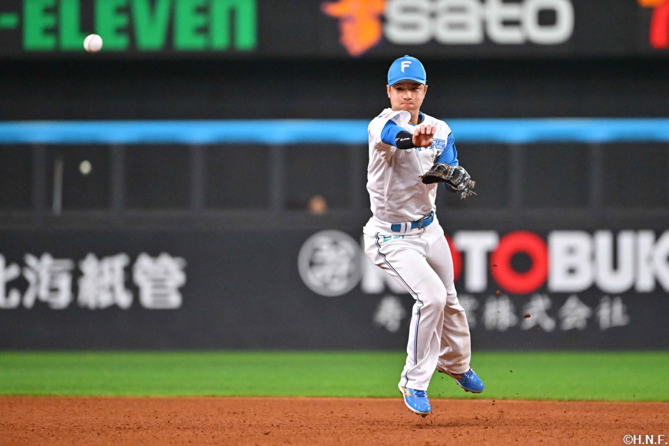 8回表、好守を見せる奈良間選手