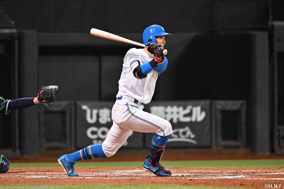 8回裏、ライトへヒットを放つ若林選手01