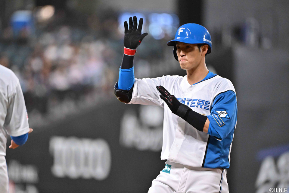 8回裏、ライトへヒットを放つ若林選手02