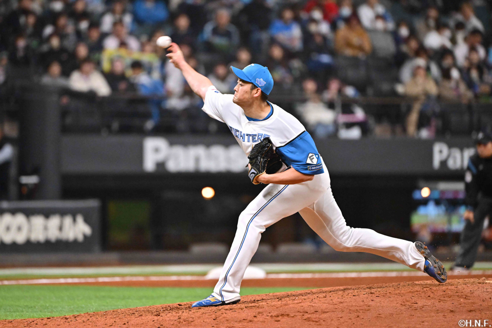 9回、四番手の齋藤投手01