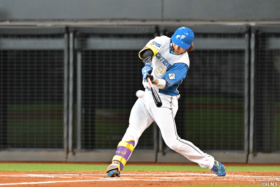 2回裏、三塁打を放つ田宮選手01