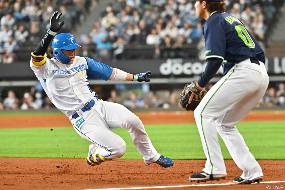 2回裏、三塁打を放つ田宮選手04