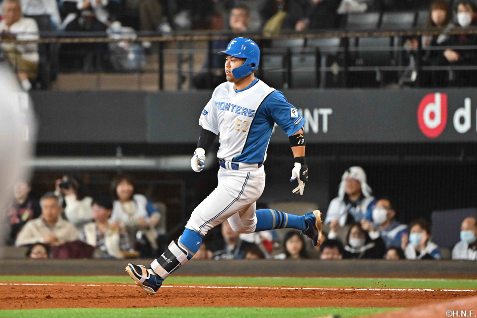 6回裏、センターへ適時打を放つ今川選手02