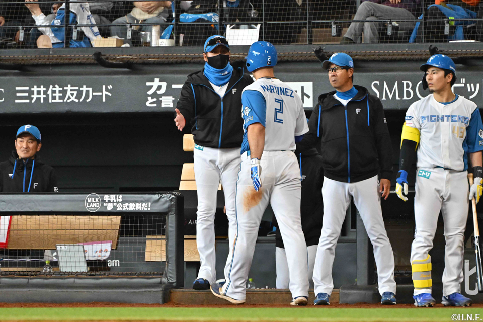 6回裏、生還したマルティネス選手