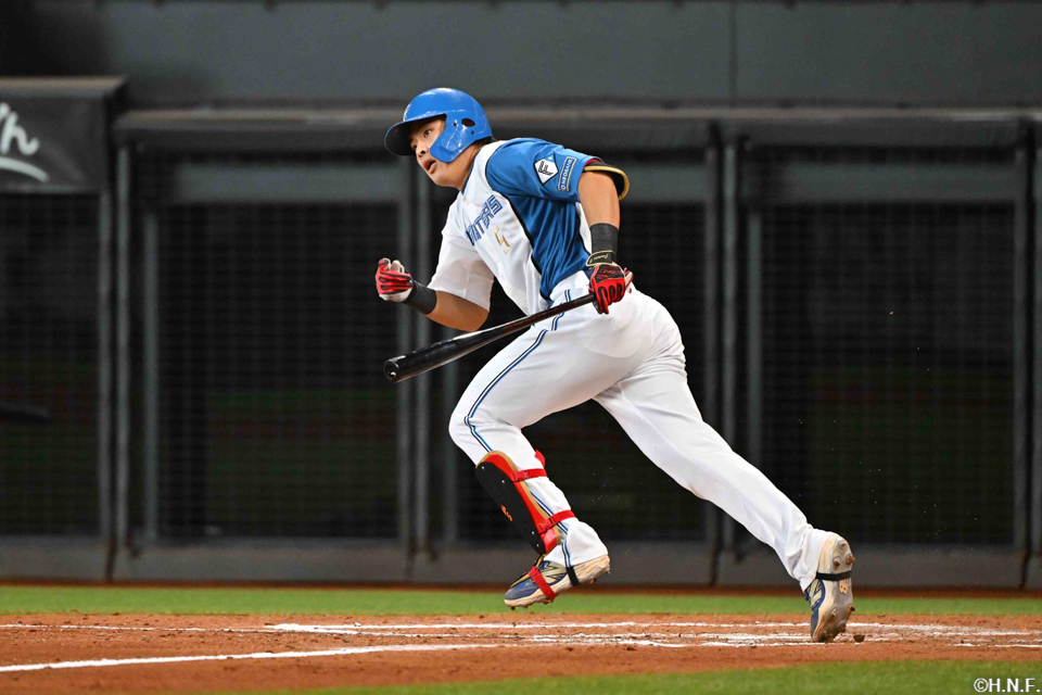 6回裏、レフトへヒットを放つ野村選手