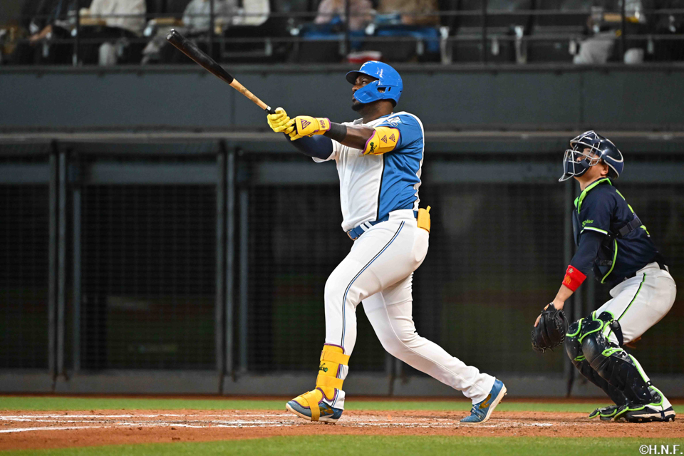 8回裏、センターへ同点の本塁打を放つレイエス選手01