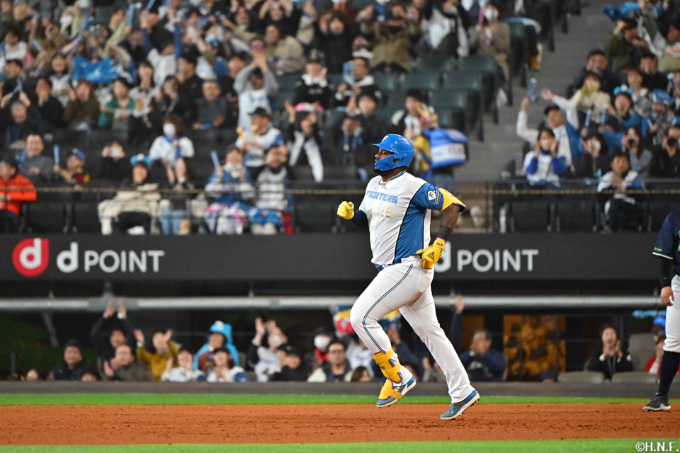8回裏、センターへ同点の本塁打を放つレイエス選手02