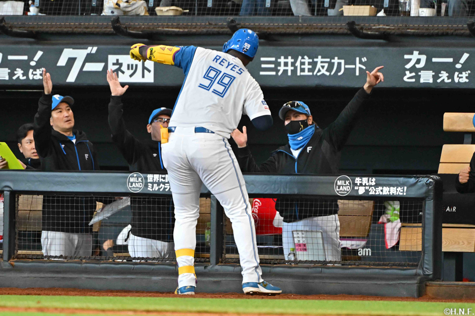 8回裏、センターへ同点の本塁打を放つレイエス選手03