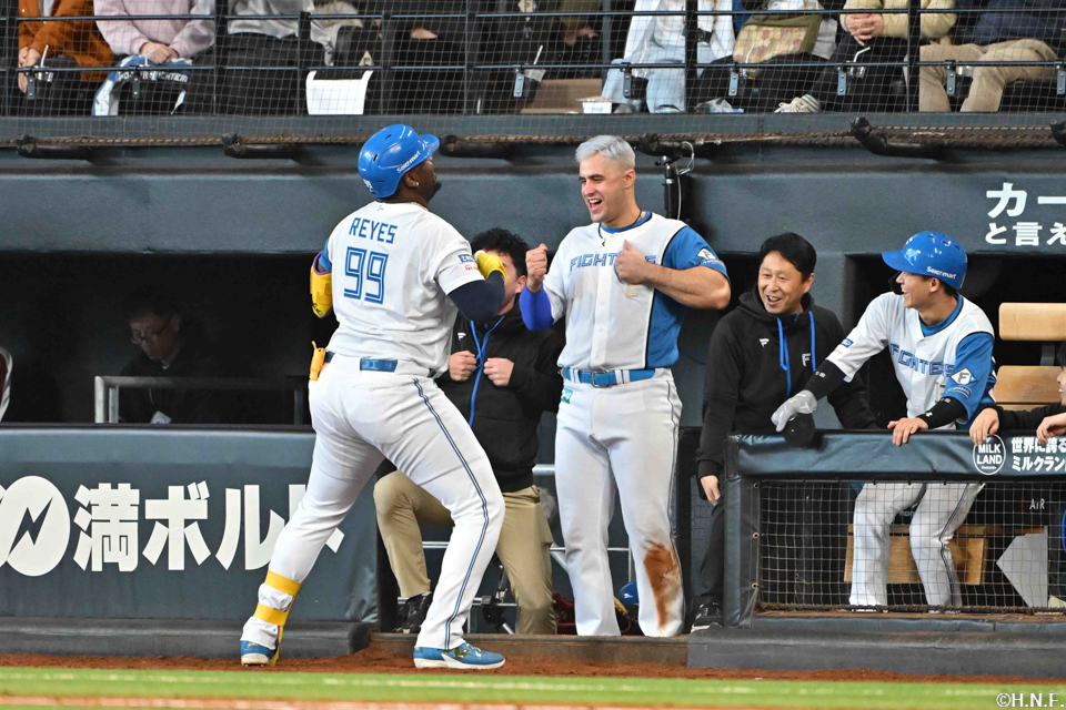 8回裏、センターへ同点の本塁打を放つレイエス選手04