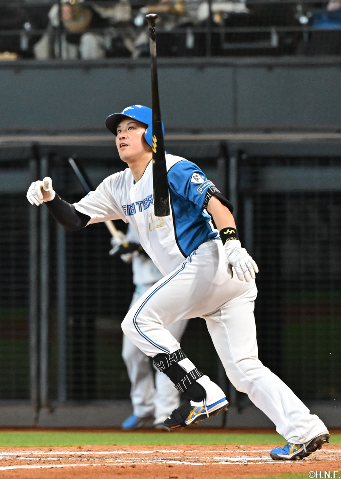 8回裏、二塁打を放つ伏見選手01