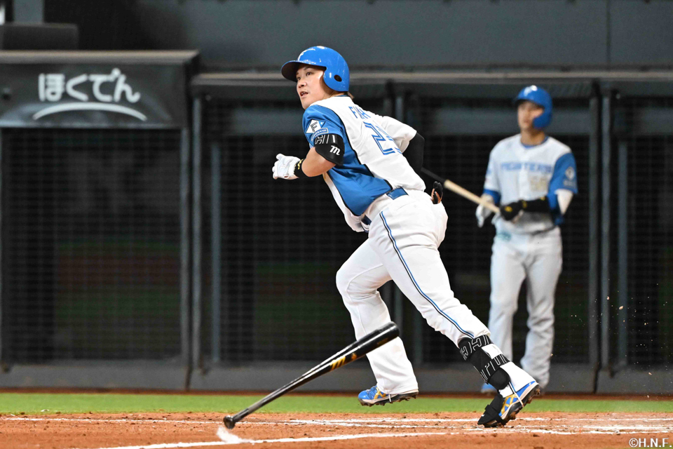 8回裏、二塁打を放つ伏見選手02