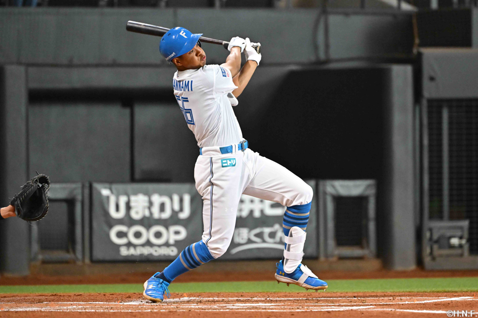 2回裏、ライトへヒットを放つ万波選手01
