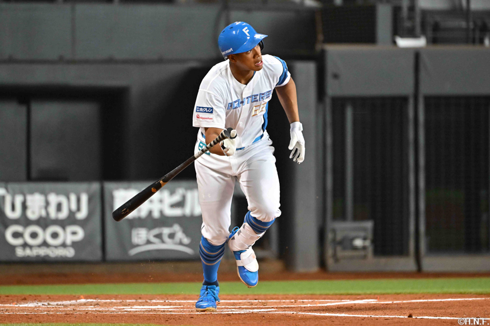 2回裏、ライトへヒットを放つ万波選手02