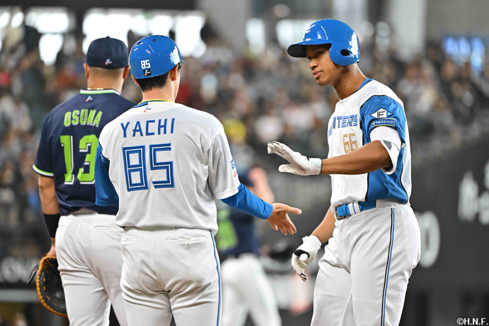 2回裏、ライトへヒットを放つ万波選手03