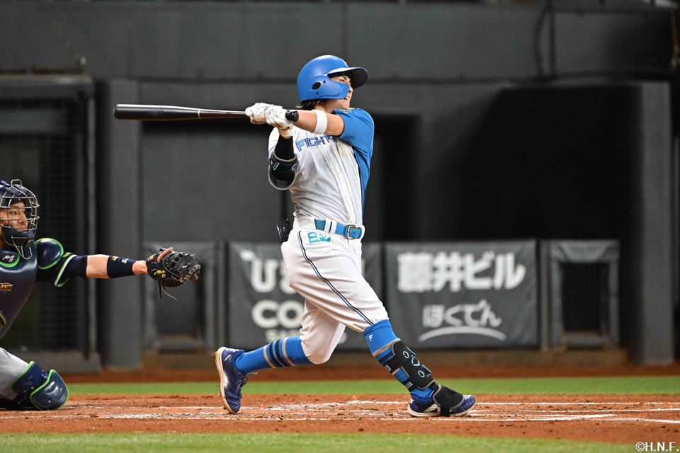 2回裏、ライトへヒットを放つ上川畑選手01