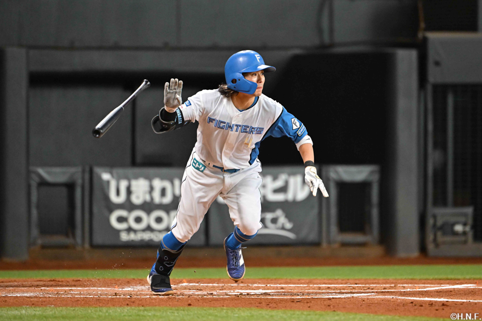 2回裏、ライトへヒットを放つ上川畑選手02