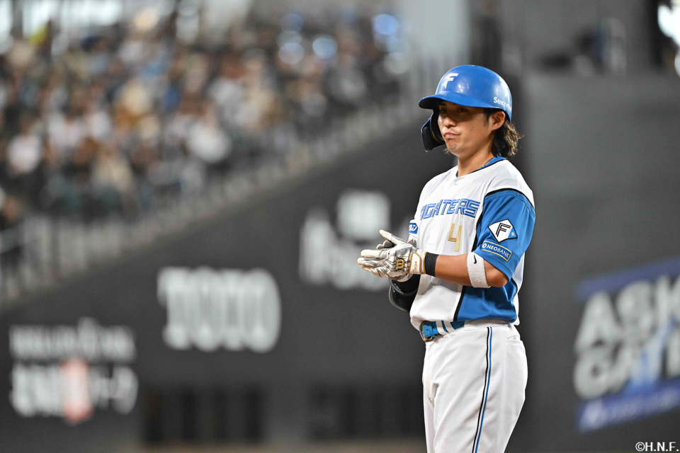 2回裏、ライトへヒットを放つ上川畑選手03