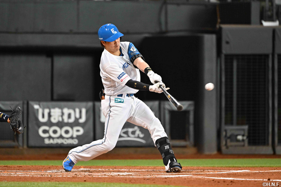 2回裏、先制の犠飛を放つ伏見選手