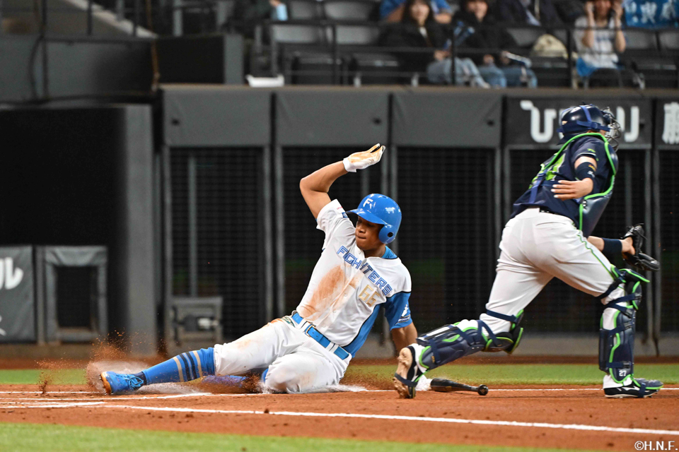 2回裏、生還した万波選手