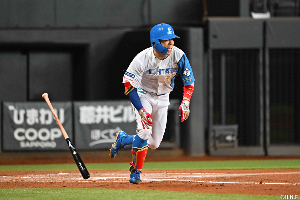 2回裏、ライトへ適時打を放つ五十幡選手