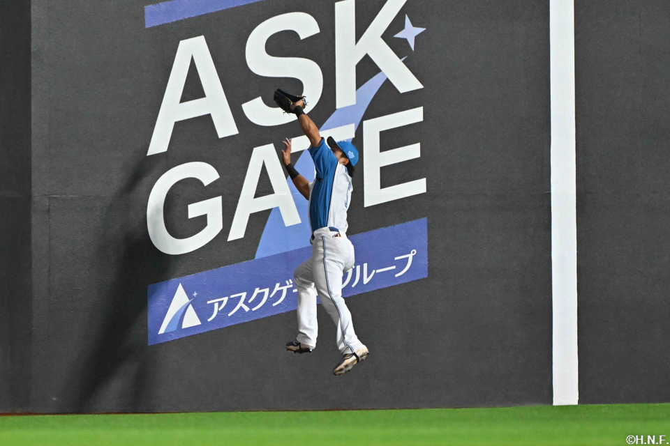 3回表、好守をみせる野村選手01