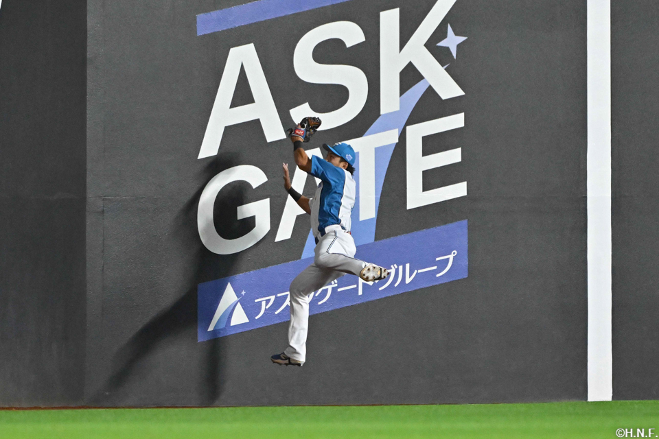 3回表、好守をみせる野村選手02