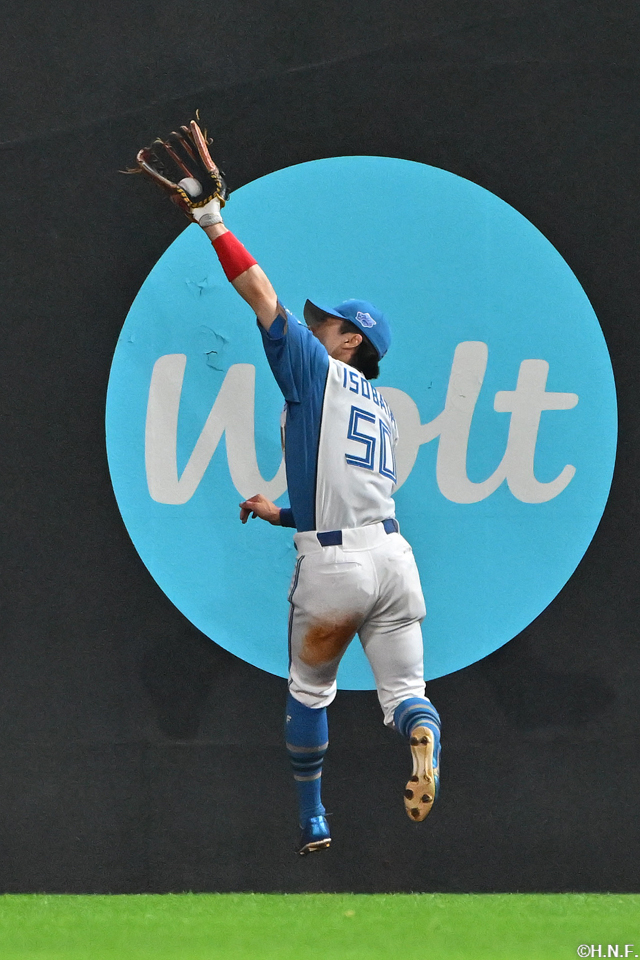 3回表、好守をみせる五十幡選手