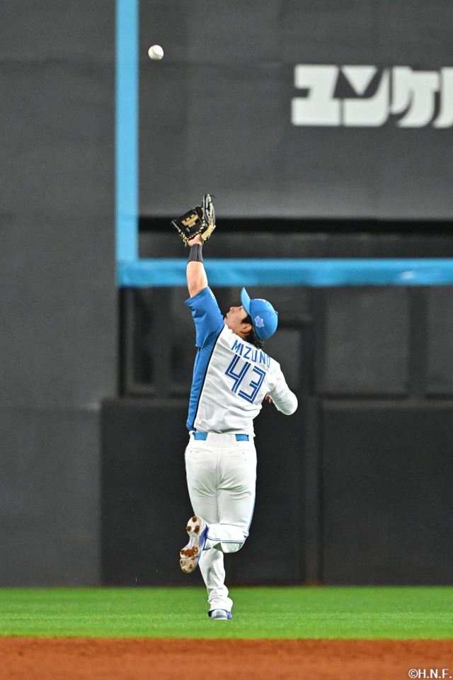 6回表、好守をみせる水野選手