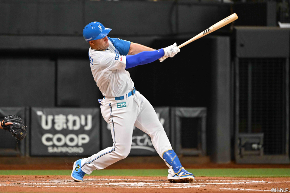 7回裏、レフトへヒットを放つマルティネス選手