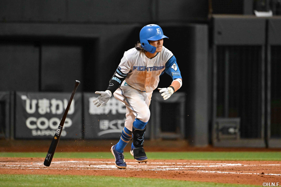 7回裏、ライトへヒットを放つ上川畑選手01
