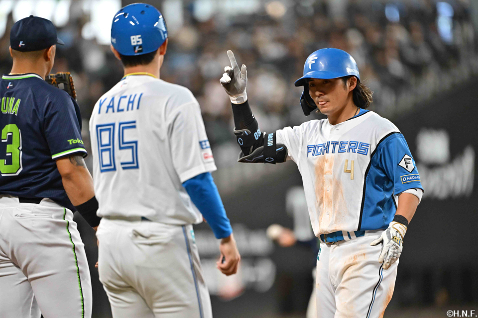 7回裏、ライトへヒットを放つ上川畑選手02