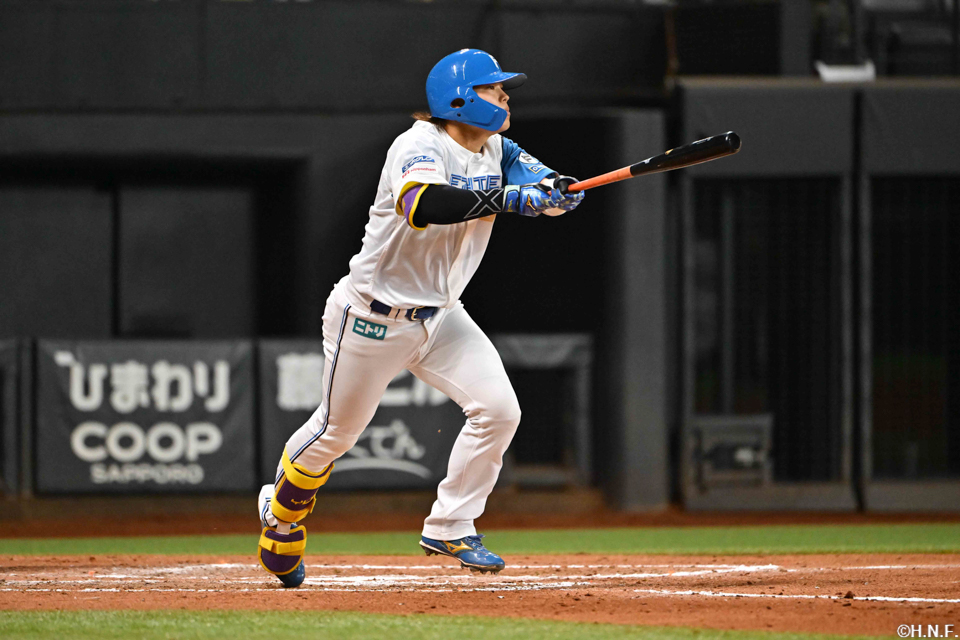 7回裏、センターへ勝ち越しの適時打を放つ田宮選手01