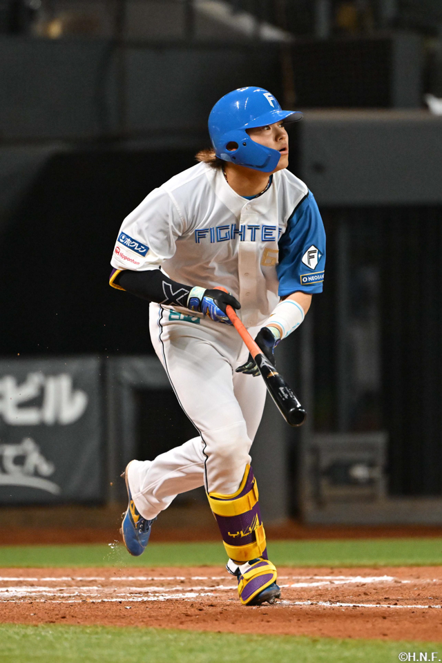 7回裏、センターへ勝ち越しの適時打を放つ田宮選手02