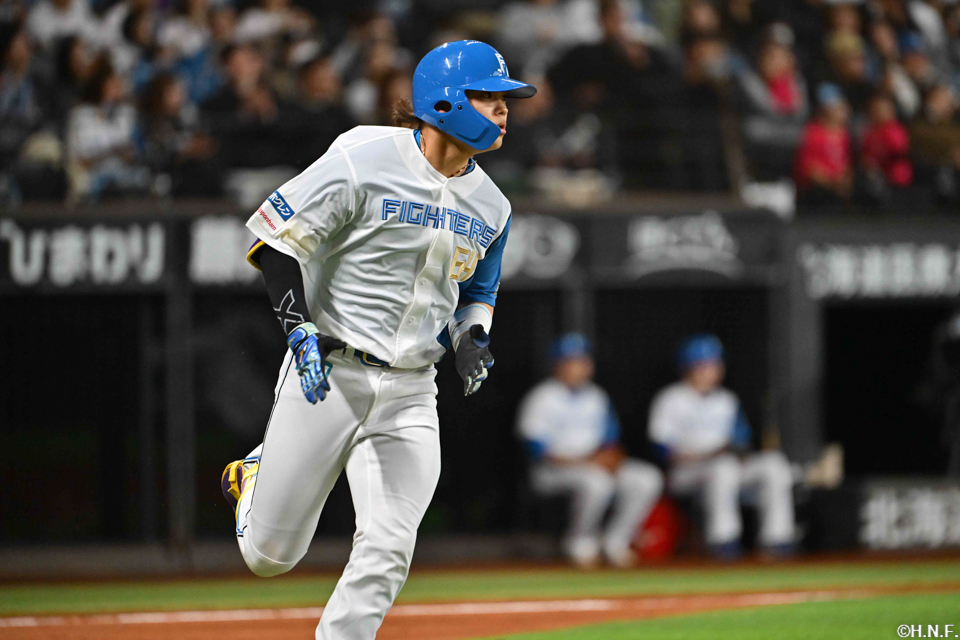 7回裏、センターへ勝ち越しの適時打を放つ田宮選手03