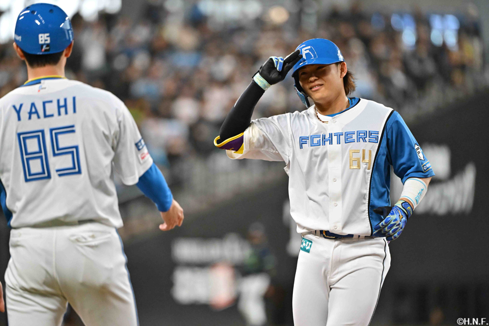 7回裏、センターへ勝ち越しの適時打を放つ田宮選手04