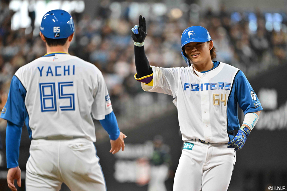 7回裏、センターへ勝ち越しの適時打を放つ田宮選手05