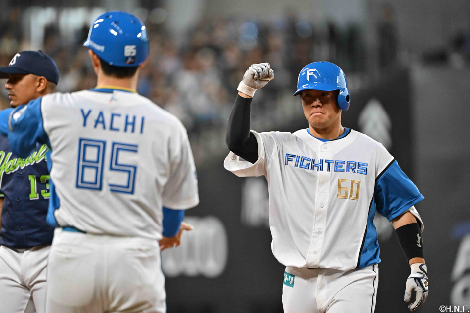 8回裏、レフトへヒットを放つ吉田選手02