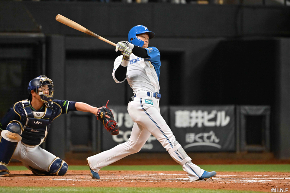 8回裏、ライトへ同点の適時打を放つ矢澤選手01