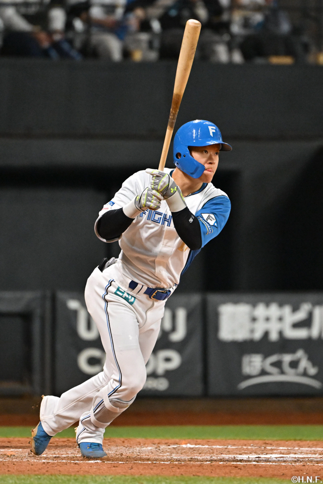 8回裏、ライトへ同点の適時打を放つ矢澤選手02