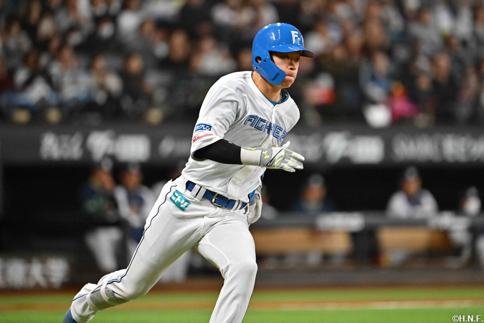 8回裏、ライトへ同点の適時打を放つ矢澤選手03