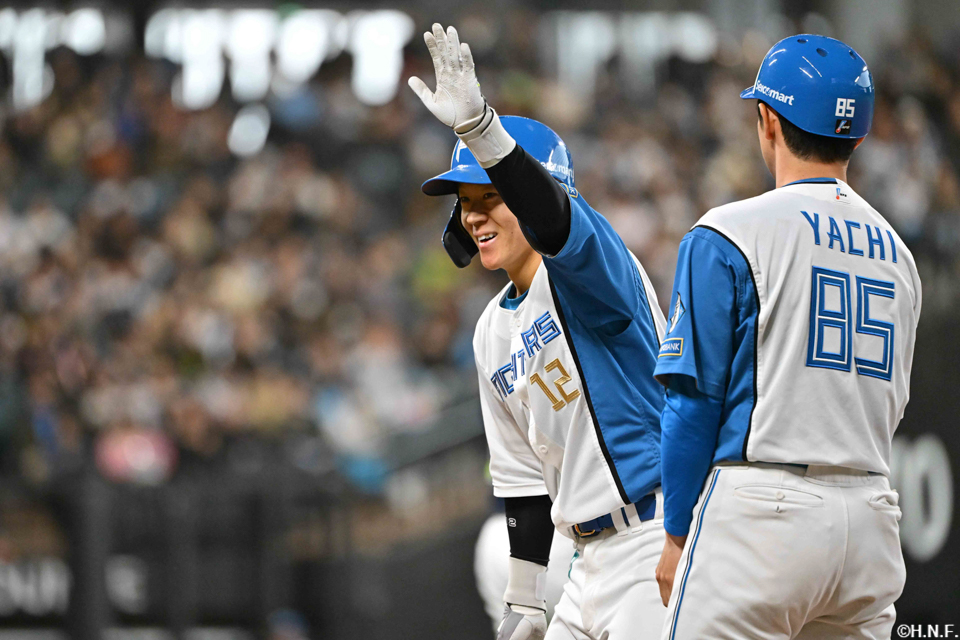 8回裏、ライトへ同点の適時打を放つ矢澤選手04