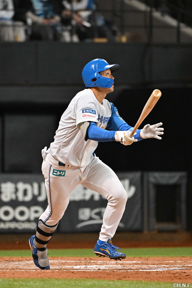 8回裏、勝ち越しの3ランを放つ石井選手01