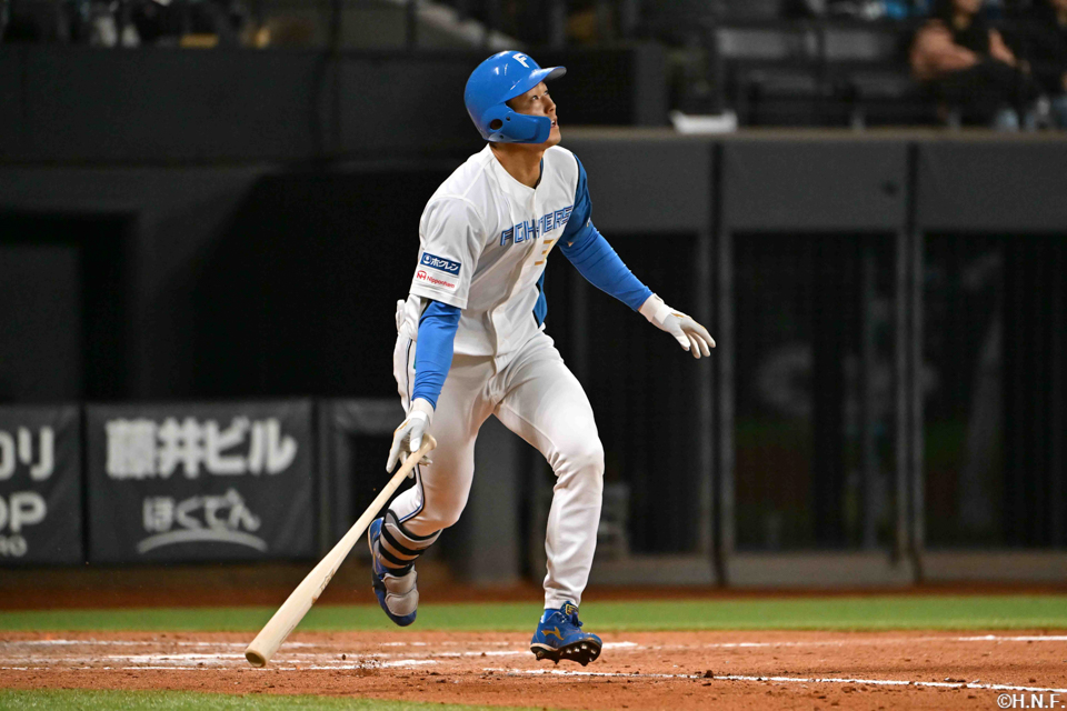 8回裏、勝ち越しの3ランを放つ石井選手02