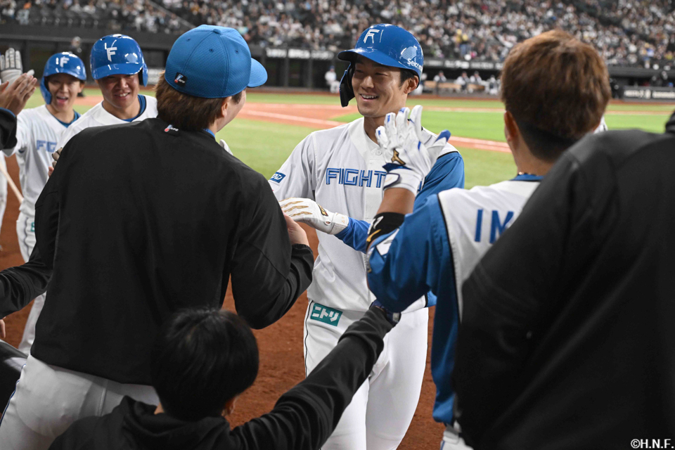 8回裏、勝ち越しの3ランを放つ石井選手05